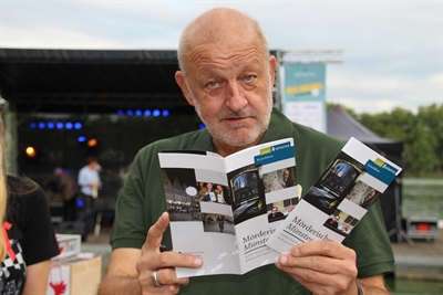 Auch er interessiert sich für den Krimiführer: Leonard Lansink alias Georg Wilsberg. - Foto: Silvia Dupin